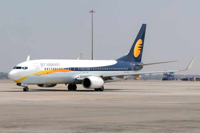 Boeing 737-800 (VT-JFW) - Taxiing out for departure at BIAL on a hot morning.  The aircraft would be withdrawn from use 15 days later.