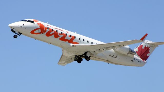 Canadair Regional Jet CRJ-200 (C-GUJA)