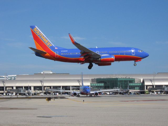 Boeing 737-700 (N726SW) - Landing on RWY 19R