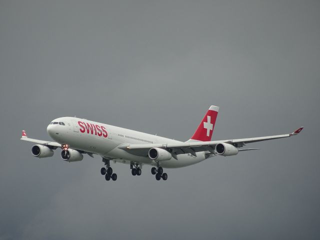 Airbus A340-300 (HB-JMB)