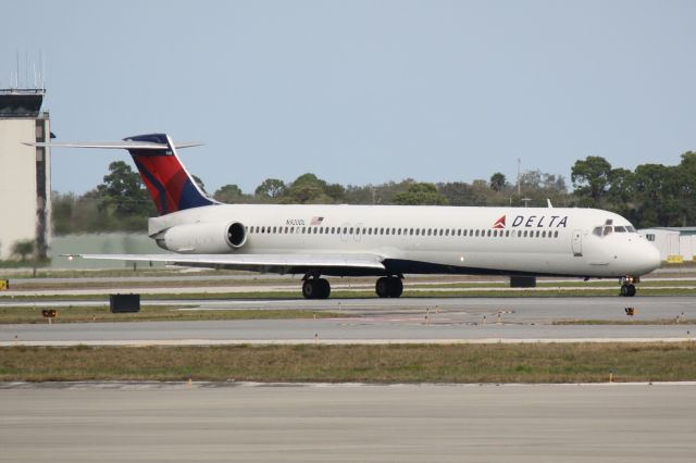 McDonnell Douglas MD-88 (N920DL) - Delta Flight 1678 (N920DL) arrives on Runway 14 at Sarasota-Bradenton International Airport following a flight from Hartsfield-Jackson Atlanta International Airport