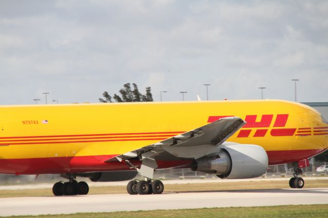 BOEING 767-300 (N797AX)