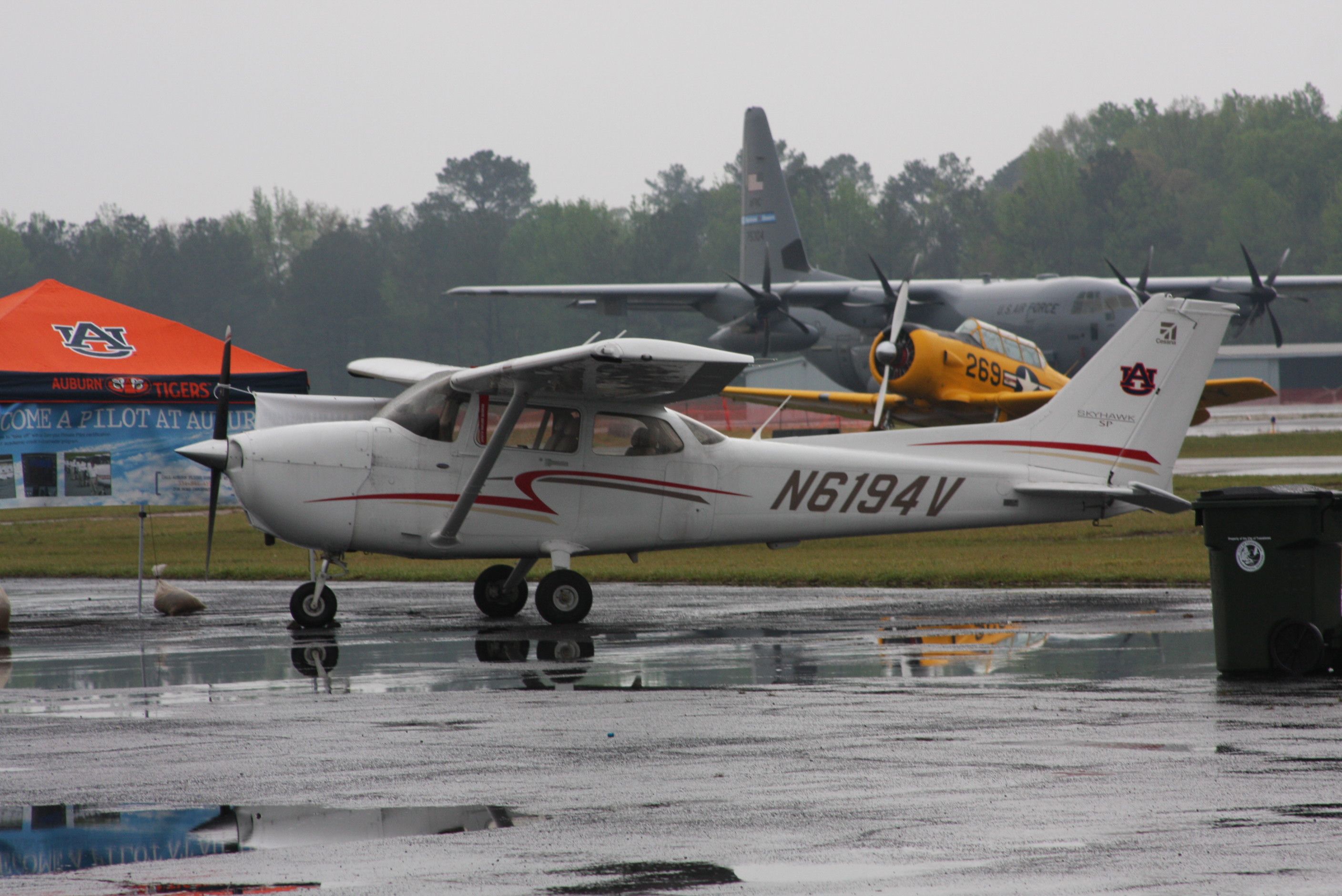 Cessna Skyhawk (N6194V) - AUBURN UNIVERSITY FLIGHT DEPARTMENT AIRCRAFT TUSCALOOSA, AL AIR SHOW 2009  WAR EAGLE!!