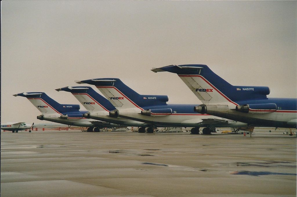 BOEING 727-200 (N254FE) - 1993 FedEx ramp at IND on Thanksgiving day.