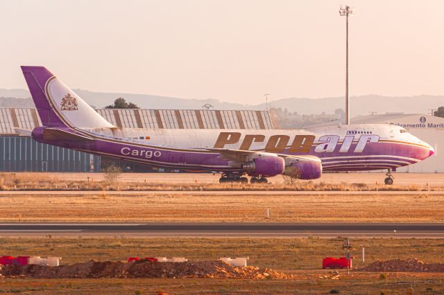Boeing 747-200 (EC-KRP) - Pronair Boeing 747-200 at Valencia Airport standing without a movement since a few years