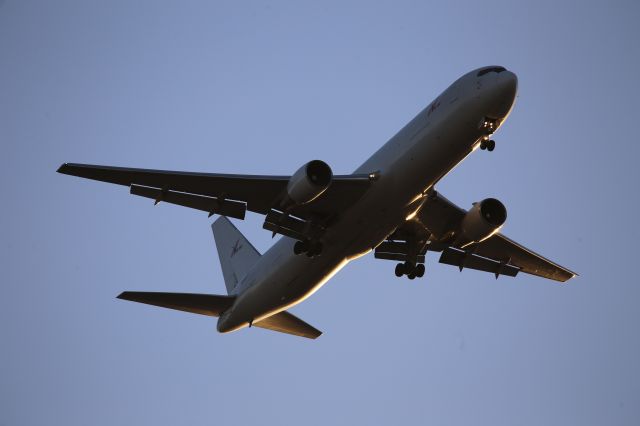 BOEING 767-300 (N226CY)