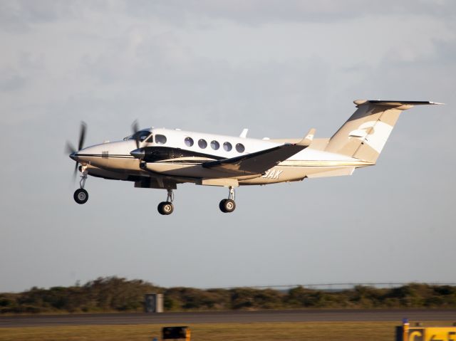 Beechcraft Super King Air 300 (N729AK) - Take off runway 06.