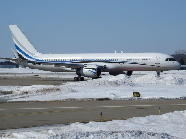 Boeing 757-200 (N801DM)