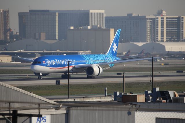 Boeing 787-9 Dreamliner (F-OMUA)