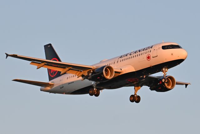 Airbus A320 (C-FCYX)