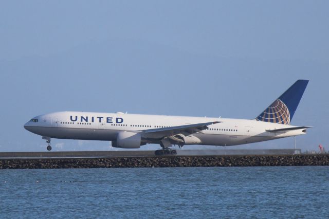 Boeing 777-200 (N783UA)