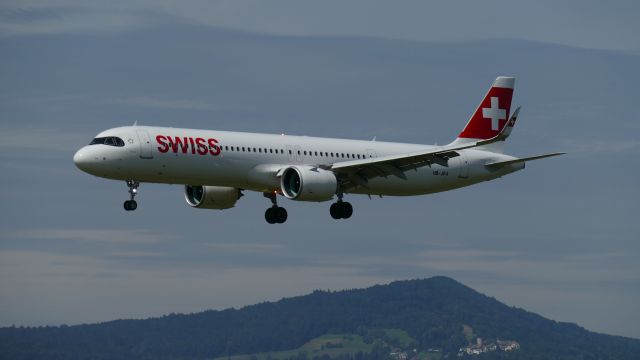 Airbus A321neo (HB-JPA) - Soon landing on RWY 14 (3rd Jul 2021)