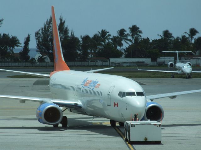 Boeing 737-800 (C-FTOH)