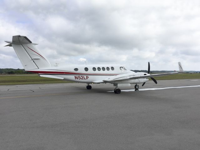 Beechcraft Super King Air 300 (N52LP) - 23 APR 2016.