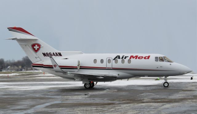 Hawker 800 (N864AM) - Air Med Hawker 800XP pulling into the FBO at BUF!!!!! Super rare catch for here.