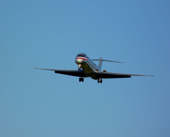 McDonnell Douglas MD-83 (N433AA)