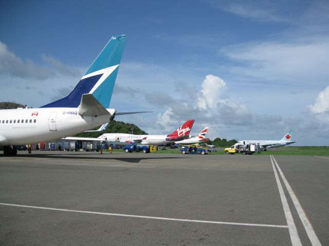 Boeing 737-700 (C-FWAQ)