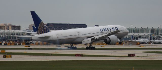 Boeing 777-200 (N77019) - Landing 10L
