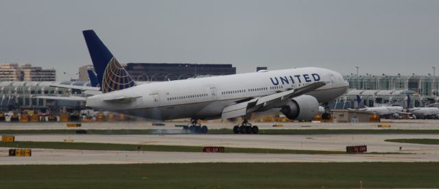 Boeing 777-200 (N77019) - Landing 10L