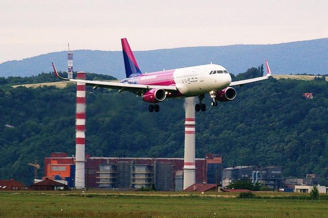 Airbus A320 (HA-LYQ) - No, this is NOT a Red Bull Race! It is a WizzAir A320 landing on RWY 19 at Kosice int. airport