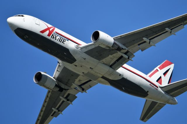 BOEING 767-200 (N744AX)