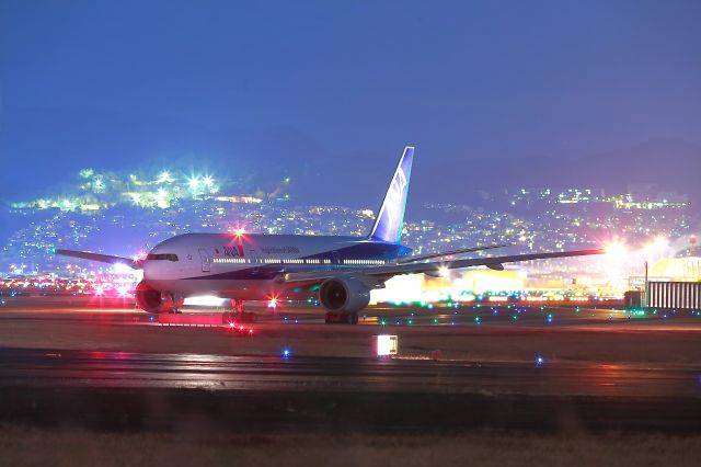 Boeing 777-200 (JA702A) - ANA B772 take off waiting from Itami international airport.