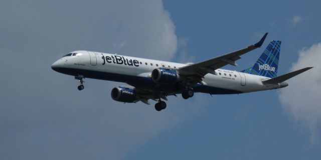 Embraer ERJ-190 (N236JB) - On short final is this 2006 jetBlue Embraer ERJ-190AR in the Summer of 2023.