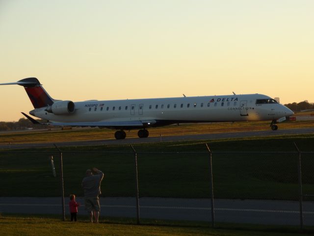 Canadair Regional Jet CRJ-900 (N305PQ)