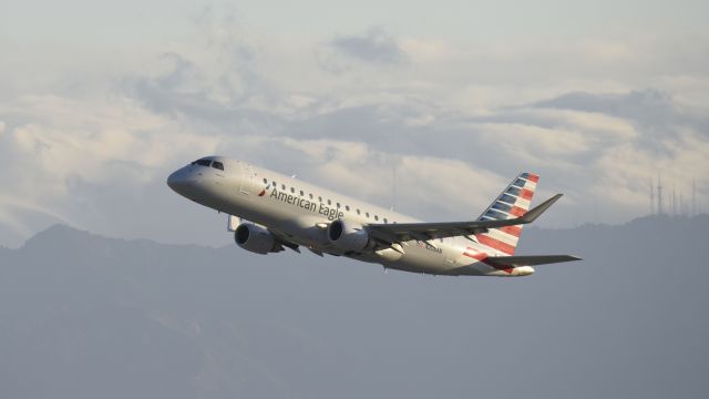 Embraer 175 (N208NN) - Departing LAX on 25R