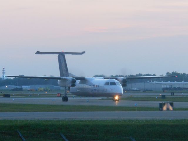 de Havilland Dash 8-300 (N838CA)