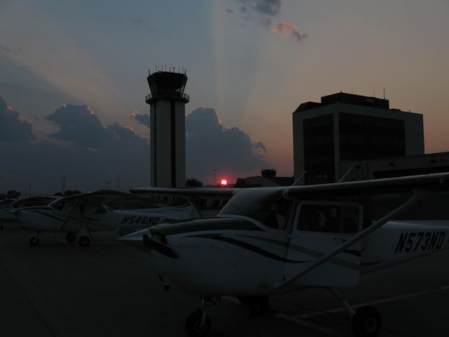 Cessna Skyhawk (N573ND) - A beautiful sunset in GFK before my night flight. During UNDs summer aviation camp