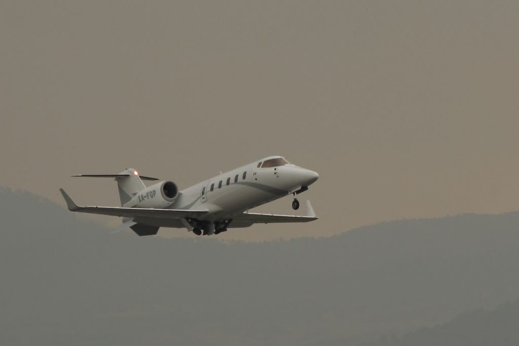 Learjet 60 (XA-FGP) - This Lear 60 departed runway 15 at Toluca.