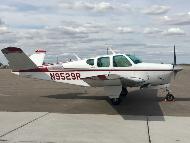 Beechcraft 35 Bonanza (N9529R)