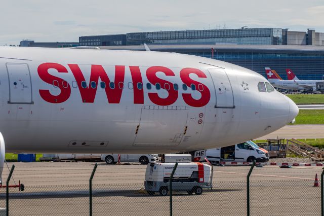 Airbus A330-300 (HB-JHE)