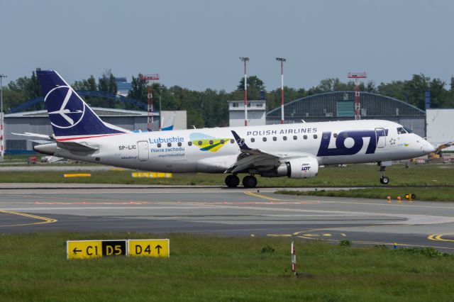 Embraer 175 (SP-LIC) - EPWA SPOTTING