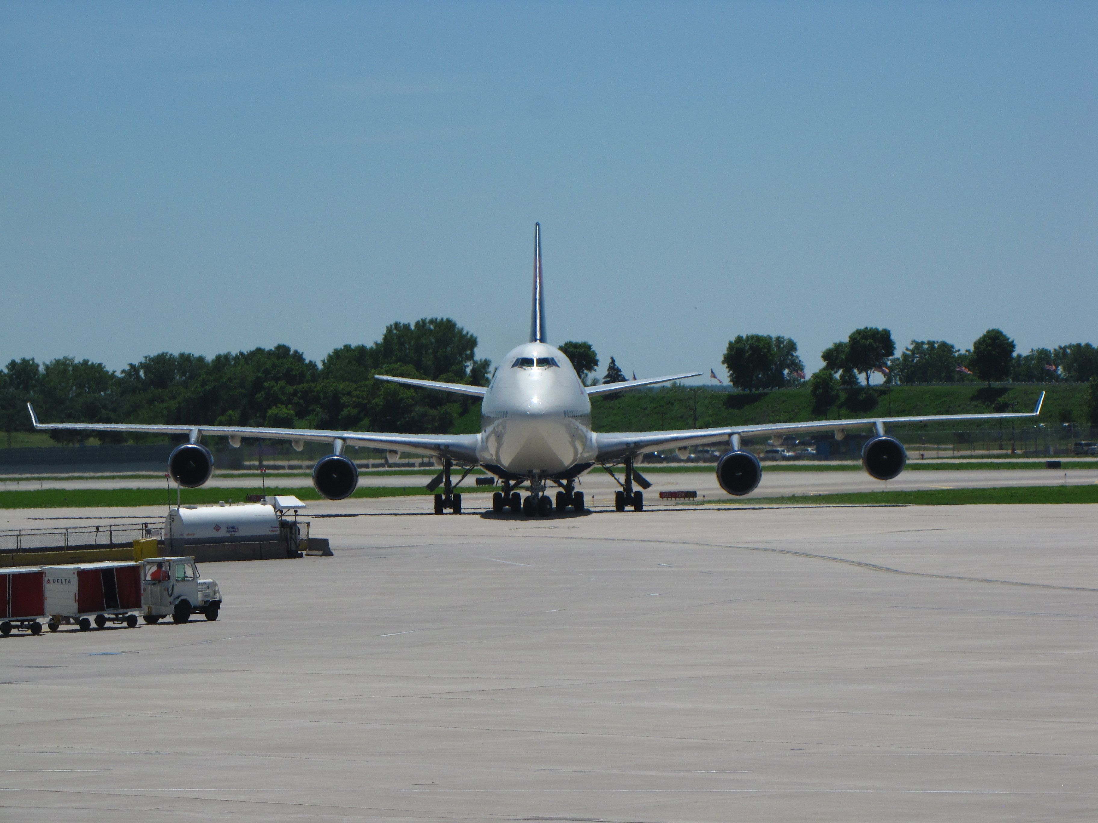 Boeing 747-400 (N664US)