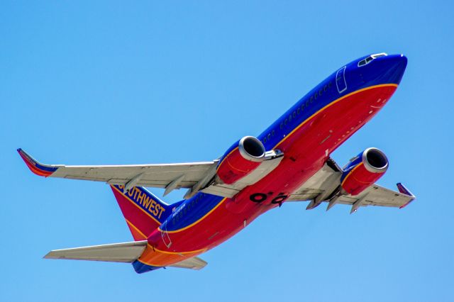 Boeing 737-700 — - Down to just two runways (28R and 28L) got a treat watching ALL the departures from the ramp of Signature Aviation.