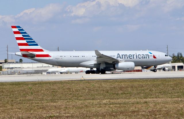 Airbus A330-200 (N293AY)