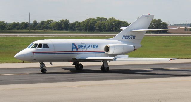 Dassault Falcon 20 (N285TW) - An Ameristar Dassault Fan Jet Falcon 20E taxiing past at Carl T. Jones Field, Huntsville International Airport, AL - August 23, 2017.