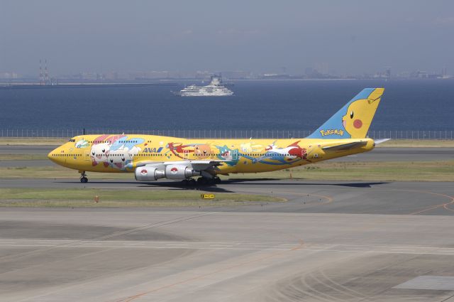 Boeing 747-400 (BON8957) - Taxi at Haneda Intl Airport on 2011/7/16 Pokemon c/s