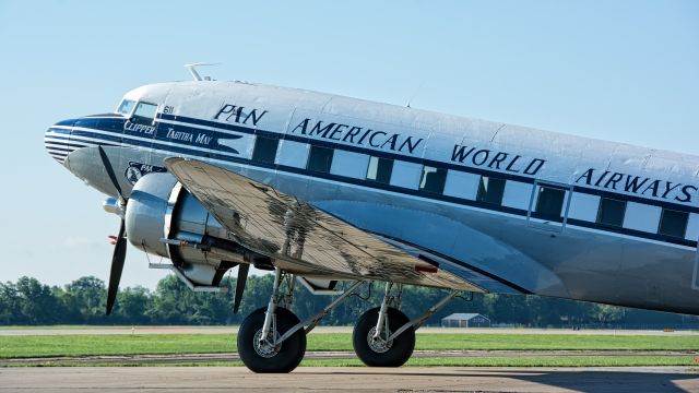 Douglas DC-3 —