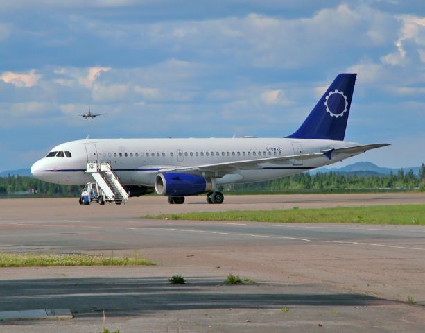 Airbus A319 (G-OMAK) - Bruce Springsteen in town, 2003