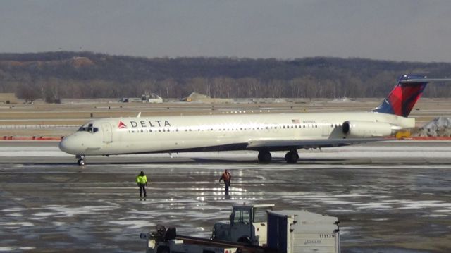 McDonnell Douglas MD-88 (N995DL) - Delta 358 to Atlanta having its tug removed.