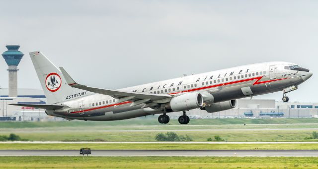 Boeing 737-800 (N951AA) - American Airlines retro gets airborne off runway 23 at YYZ