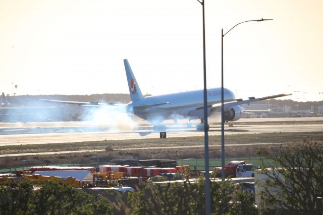 BOEING 777-300ER (HL8010)