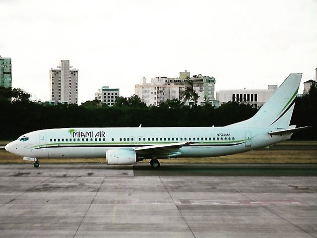 Boeing 737-800 (N732MA)