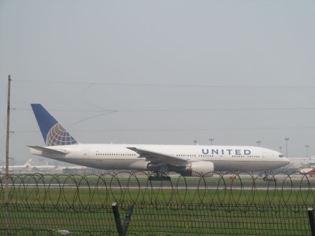 Boeing 777-200 (N782UA) - Next to Runway 36L/18R... Best spot in the world!!!