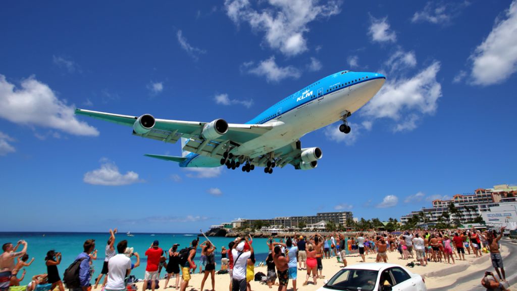 Boeing 747-200 (PH-BFN) - 03/04/2015.Plage de Maho-Beach. Ambiance assurée.