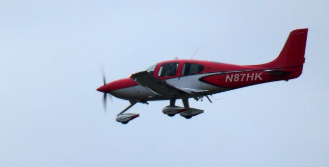 Cirrus SR-22 (N87HK) - About to touch down is this 2021 Cirrus SR22 on New Years Eve 2024.