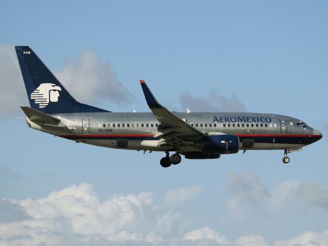 Boeing 737-700 (XA-AAM)